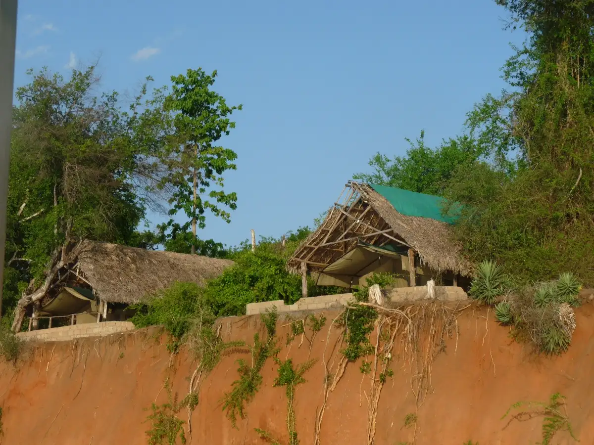 Cabanes en bord de falaise